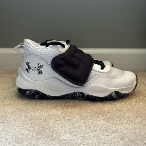 Under armour boys size 5 basketball shoes